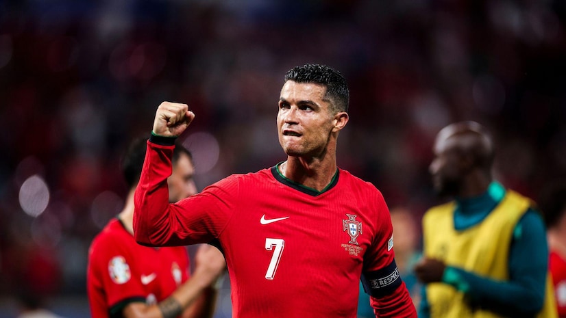 个年轻人在 个年轻人在